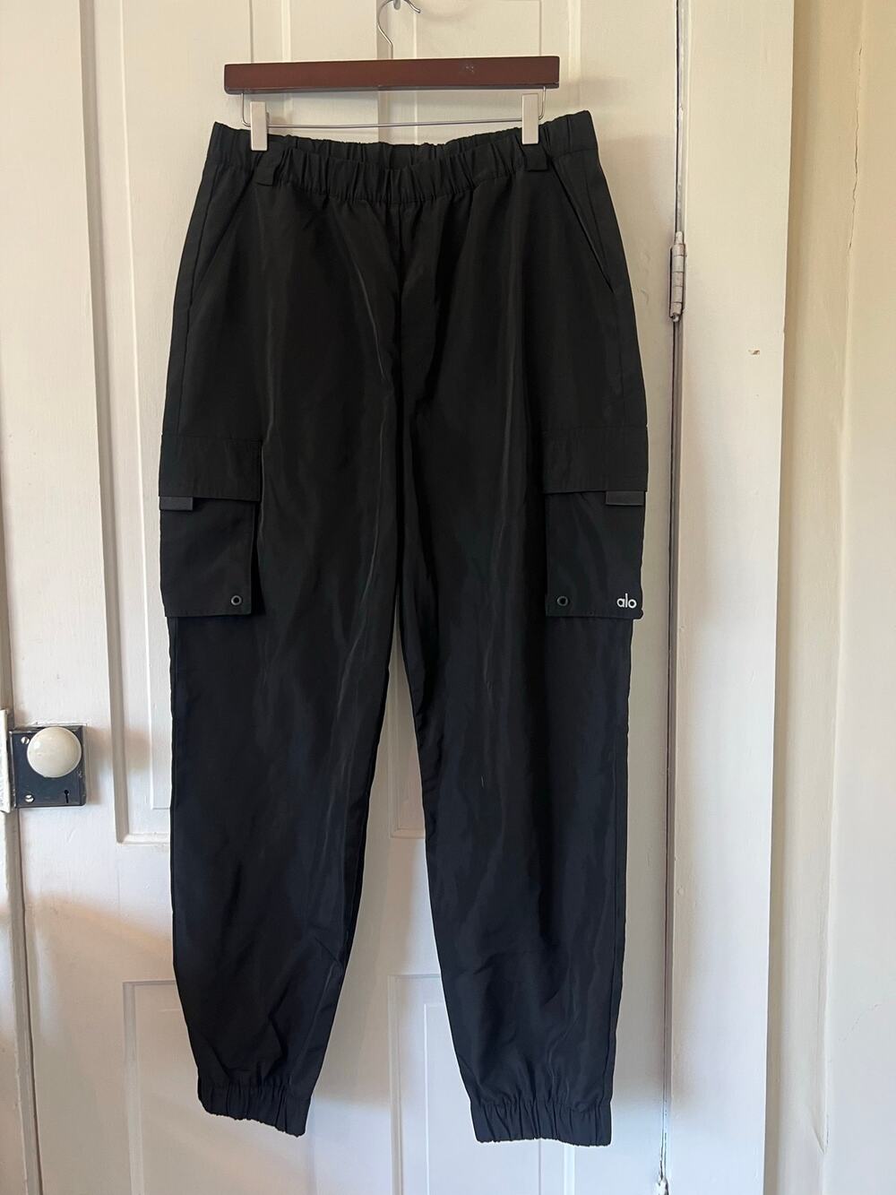 alo yoga It Girl Cargo Jogger Pants Black large windbreaker hike leisure daily
